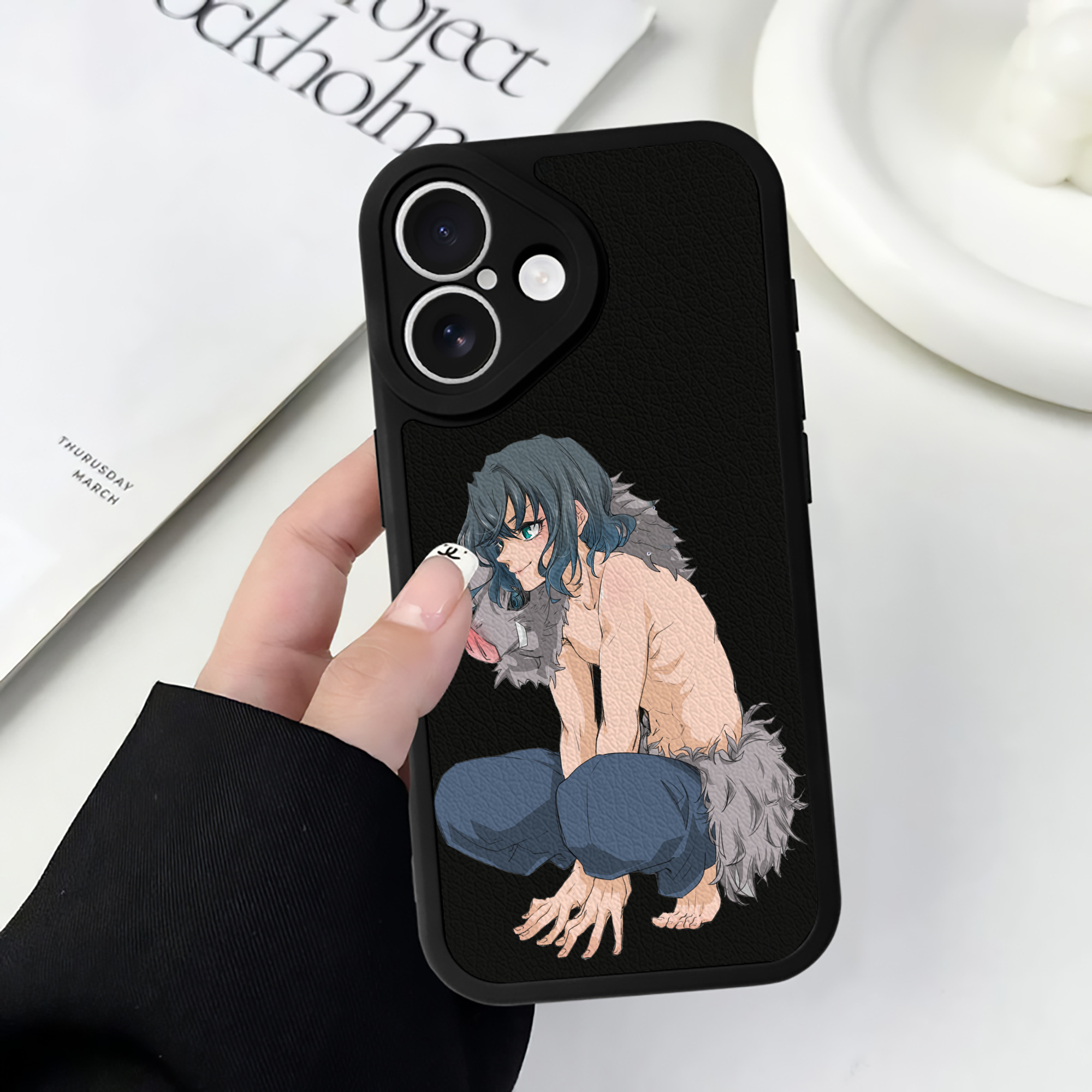 （画像用） 鬼滅の刃（きめつのやいば）嘴平 伊之助／はしびら いのすけ Hashibira Inosuke 【iPhone 16シリーズ対応】シリコンスマホケース（レザー調） 材質：シリコン